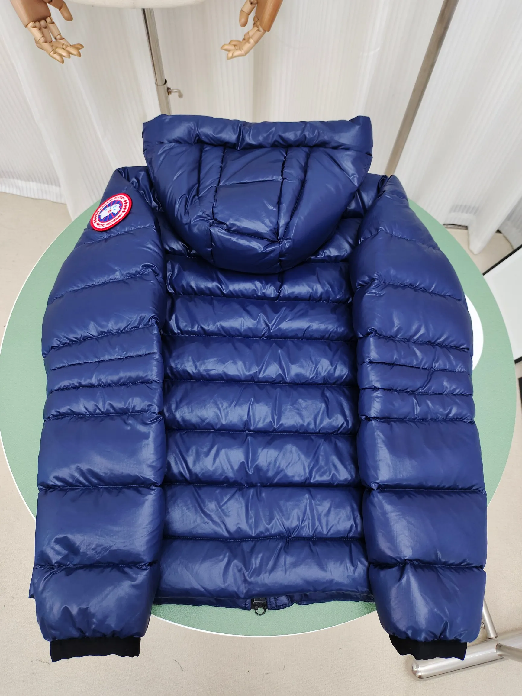 P860 ————2227MB model (high version) Canada goose Canada Goose Crofton hooded light down jacket, this is a down jacket suitable for late autumn and early winter: on cold and rainy mornings, it can be used as a layer of warmth inside the rainproof jacket, and can be worn alone in the late autumn and early winter with a little bit of coolness. Filled with white duck down. The Crofton Hooded Jacket is a versatile, lightweight and versatile piece that even packs itself in for easy transport. The inner layer has removable elastic straps, making the jacket easy to carry on the shoulder and hands-free. 2 zippered hand pockets with fleece fabric on the knuckle side for softness and warmth. Color: black with black label, black with red label, ocean blue, superoxide blue, silver birch red label, silver birch black label Size: XS-2XL